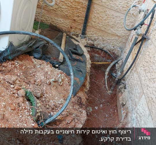 חפירה באדמה עם צינורות וכלים לאיטום
